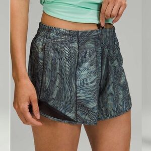 Lululemon Hotty hot low rise short sz 8 dimensional icing 4” inseam